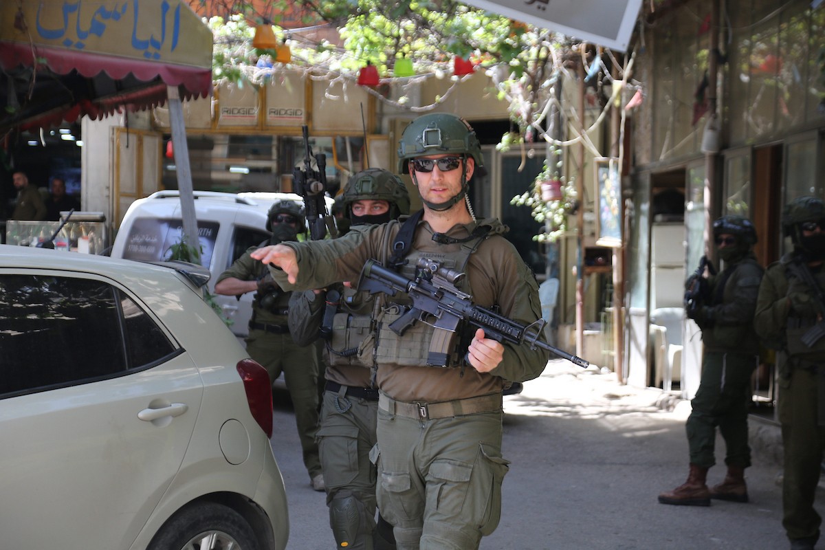 القوات الإسرائيلية تقتحم البلدة القديمة في نابلس، شمال الضفة الغربية، 27 أبريل/نيسان 2026 (صورة من محمد ناصر)