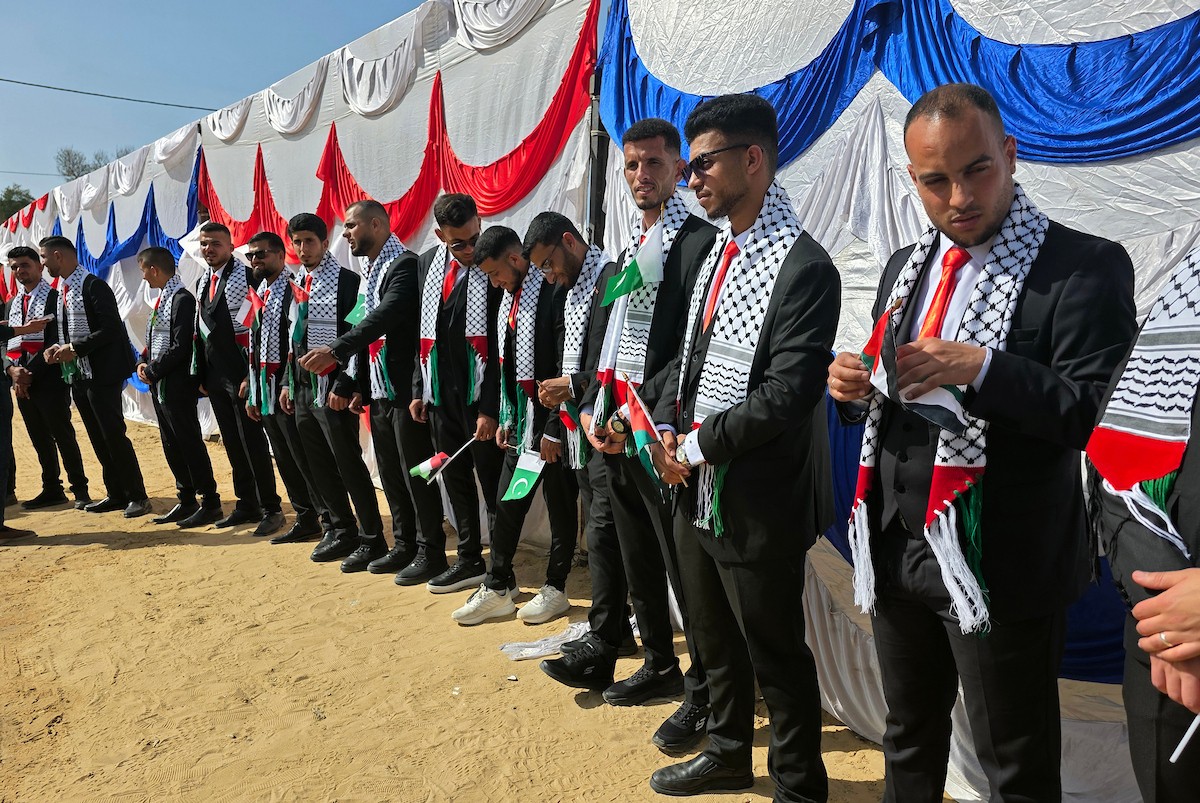 فلسطينيون يشاركون في حفل زفاف جماعي لخمسين عريساً فقدوا أفراداً من عائلاتهم خلال الحرب، ضمن مبادرة بعنوان أفراح رغم الجراح، في خان يونس، جنوب قطاع غزة. 26 أبريل/نيسان 2026، (تصوير: طارق محمد)