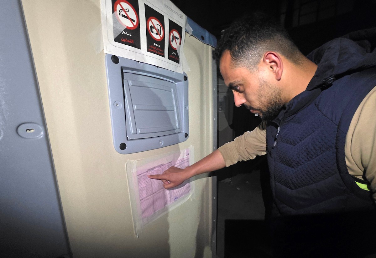 لجنة الانتخابات تُجري فرز قوائم المرشحين في الانتخابات المحلية الأولى في دير البلح وسط قطاع غزة منذ أكثر من عقدين، والأولى في الضفة الغربية منذ بدء حرب السابع من أكتوبر/ تشرين الأول 2023، 25 أبريل/نيسان 2026. (صورة: طارق محمد)