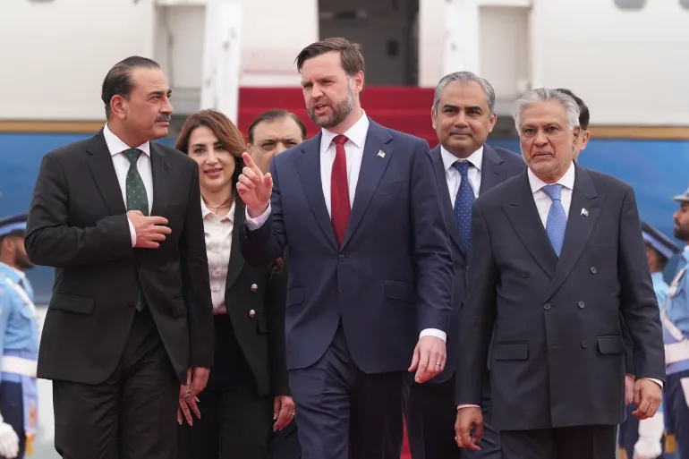 جيه دي فانس (وسط) مع رئيس أركان الجيش الباكستاني ووزير الخارجية الباكستاني بعد وصوله إلى إسلام آباد (غيتي).webp