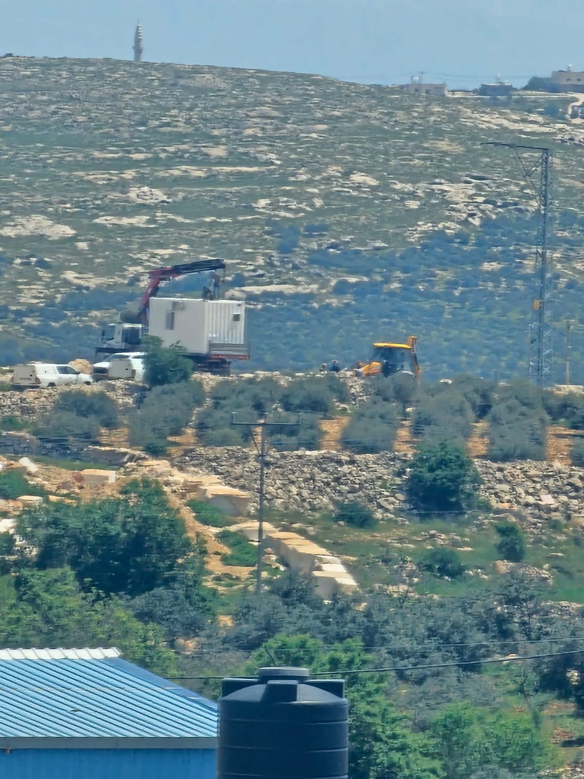 مستعمرون يجرفون أراضي جنوب بيت لحم.jfif