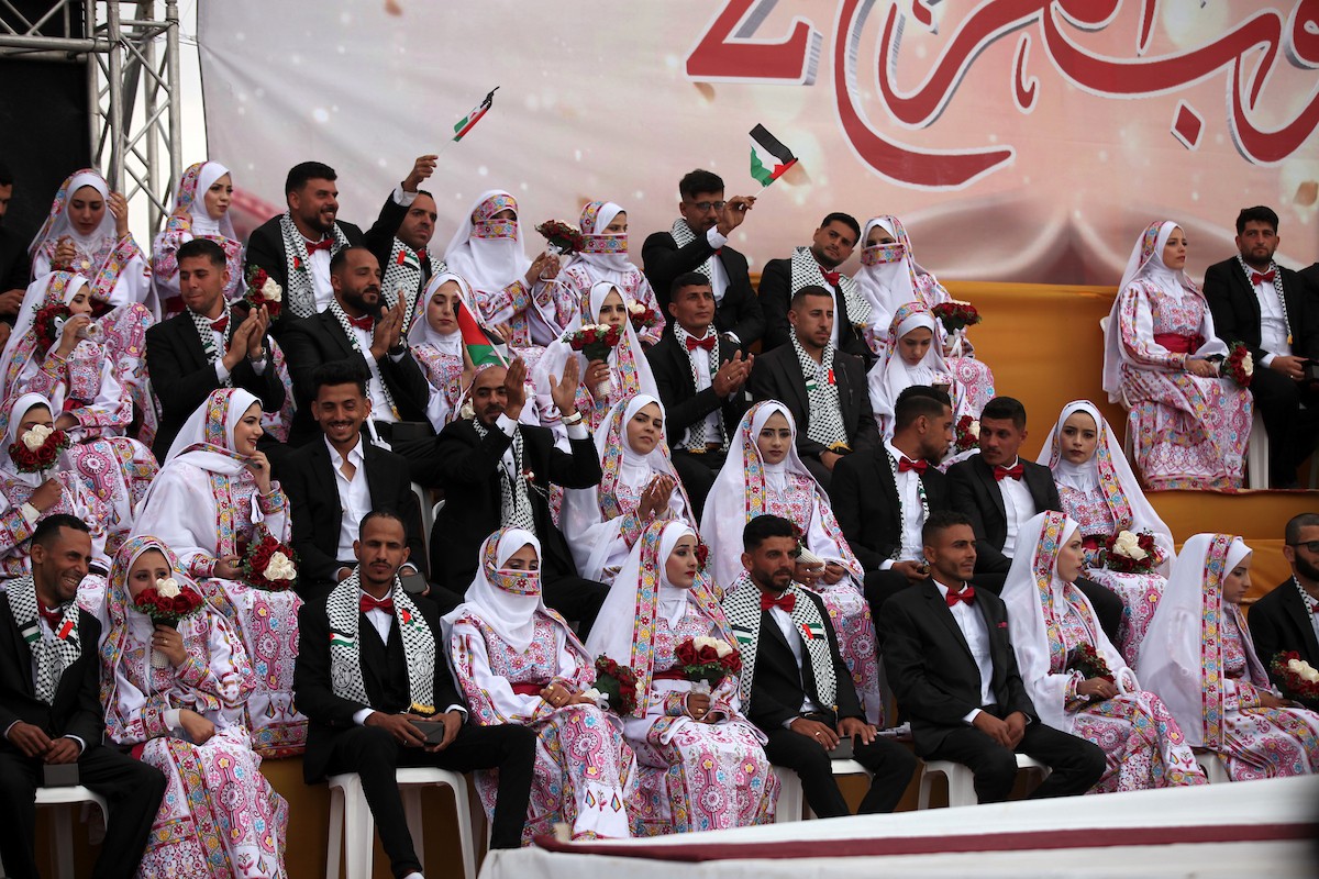 حفل زفاف جماعي لنحو 300 عروس وعريس، تحت عنوان فستان الفرح 2، نظمته مؤسسة الفارس الشم في دير البلح، وسط قطاع غزة، في 24 أبريل/نيسان 2026، (صورة: معز صالحي)