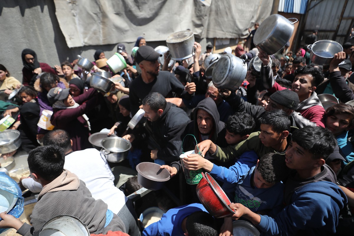 إحدى الجمعيات الخيرية توزع وجبات طعام على الفلسطينيين النازحين في مخيم النصيرات للاجئين، في ظل استمرار نقص الغذاء نتيجةً للسياسة الإسرائيلية المتعلقة بدخول المساعدات إلى غزة 11 أبريل/نيسان 2026. حسن جيدي