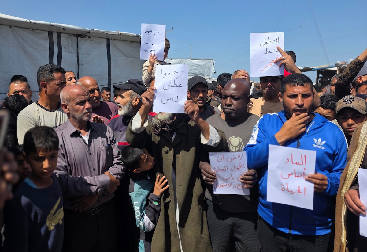 شارك فلسطينيون نازحون في اعتصام احتجاجي جنوب خان يونس، داخل مخيمات النزوح، مطالبين بإنهاء أزمة مياه الشرب، 5 أبريل/نيسان 2026. تصوير: طارق محمد (APA Images).