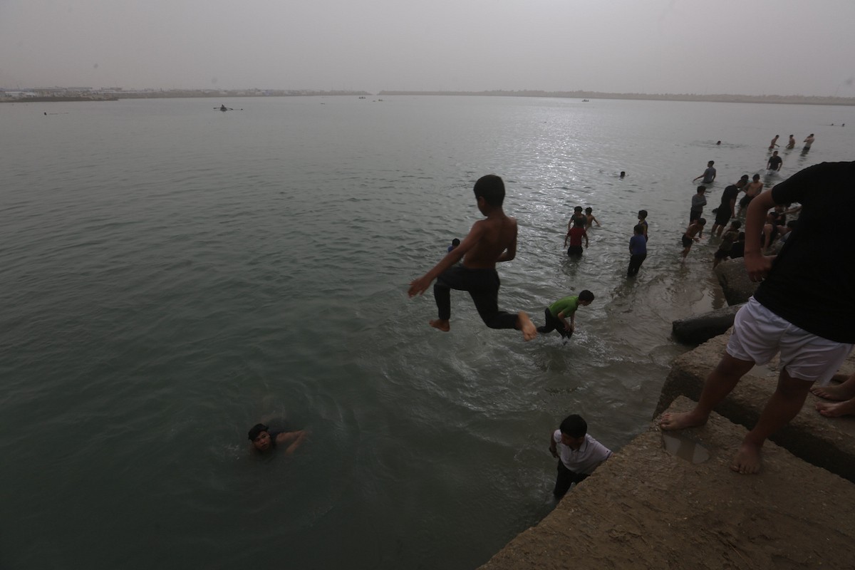 يقضي أطفال فلسطينيون أوقاتهم على شاطئ  غزة، باحثين عن ملاذ من حرارة الشمس وضغوط الحياة اليومية، في ظلّ الظروف الإنسانية المتردية التي يواجهها سكان القطاع جراء الحرب الدائرة، 17 أبريل/نيسان 2026. تصوير: بلال أسامة