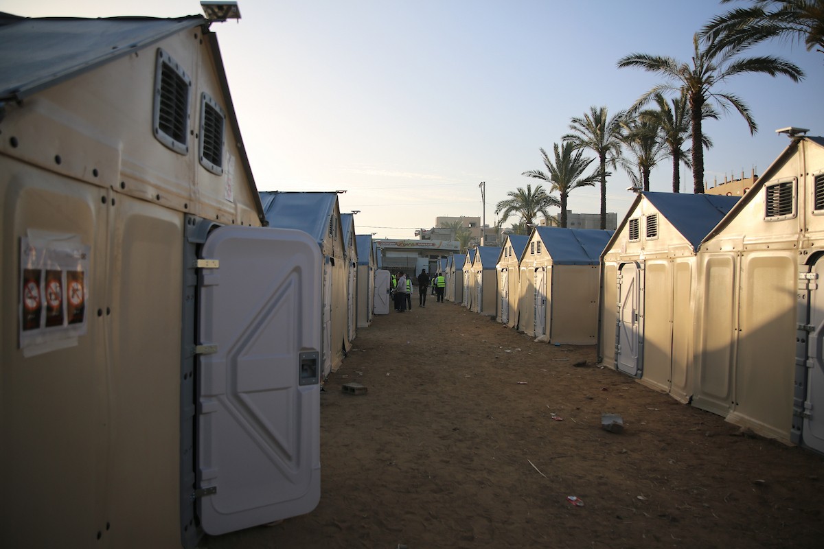 فرز أصوات الناخبين داخل مركز اقتراع في دير البلح، في 25 أبريل/نيسان 2026. وقد جرت الانتخابات البلدية اليوم في الضفة الغربية ووسط قطاع غزة، في أول انتخابات منذ بدء حرب غزة. (صورة: هادي داود)