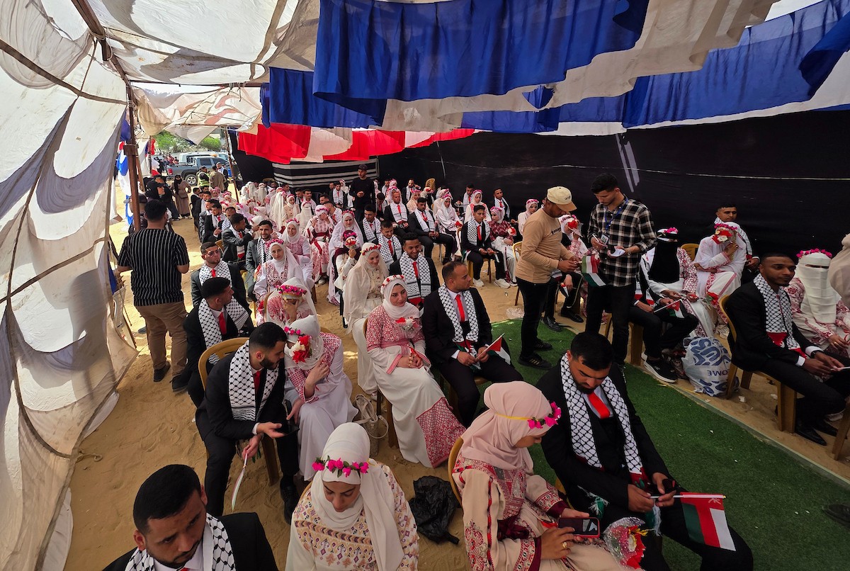 فلسطينيون يشاركون في حفل زفاف جماعي لخمسين عريساً فقدوا أفراداً من عائلاتهم خلال الحرب، ضمن مبادرة بعنوان أفراح رغم الجراح، في خان يونس، جنوب قطاع غزة. 26 أبريل/نيسان 2026، (تصوير: طارق محمد)
