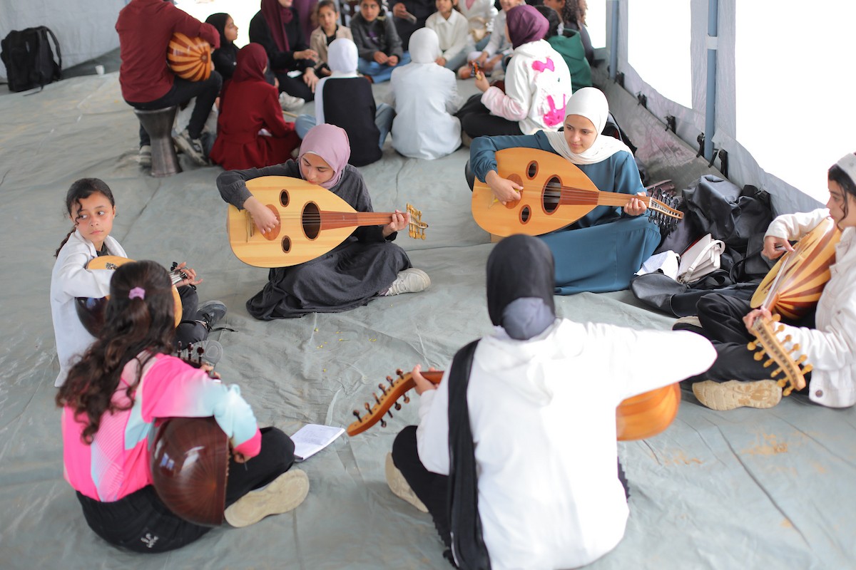 يشارك أطفال فلسطينيون في أنشطة ترفيهية ودعم نفسي اجتماعي في مخيم الزهور للنازحين في مخيم النصيرات للاجئين وسط قطاع غزة. 26 أبريل/نيسان 2026، (تصوير: حسن الجديدي)