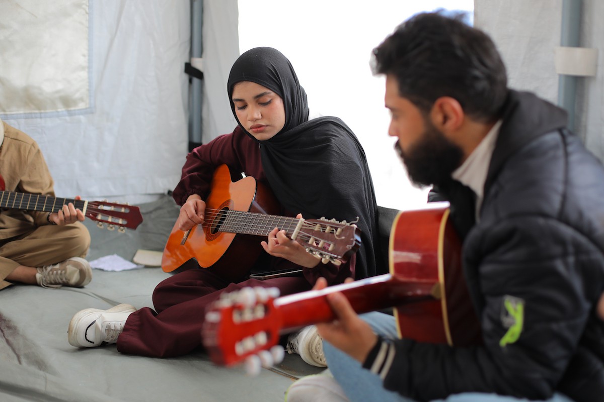 يشارك أطفال فلسطينيون في أنشطة ترفيهية ودعم نفسي اجتماعي في مخيم الزهور للنازحين في مخيم النصيرات للاجئين وسط قطاع غزة. 26 أبريل/نيسان 2026، (تصوير: حسن الجديدي)