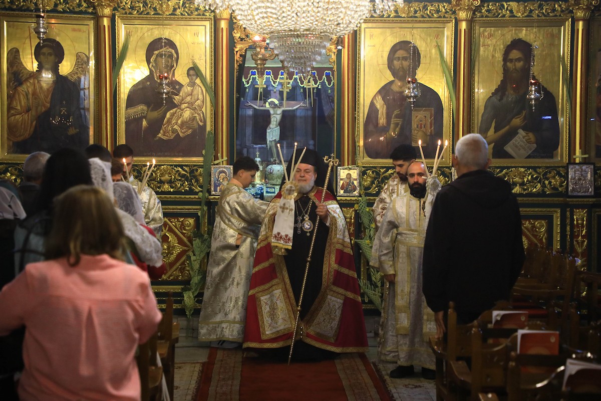 حضر مسيحيون أرثوذكس مقيمون في مدينة غزة، قداسًا في كنيسة القديس بورفيريوس احتفالًا بأحد الشعانين، الذي يُحيي ذكرى دخول السيد المسيح إلى القدس واستقبال الشعب له بأغصان النخيل، 5 أبريل/نيسان 2026. تصوير: هاشم زامو/apaimages