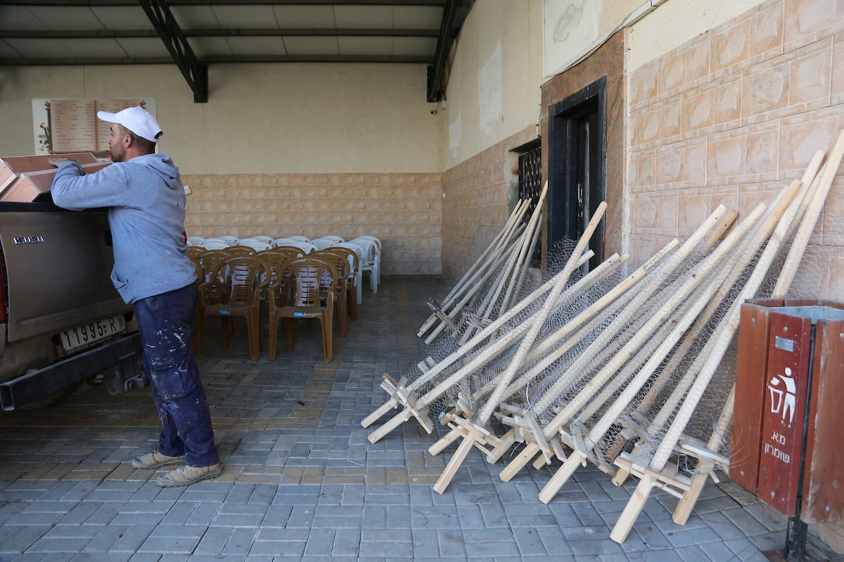 في 29 أبريل/نيسان 2026، عائلات سامرية تُعد خبز طري لطقوس ذبح الأضاحي في عيد الفصح على جبل جرزيم، المطل على مدينة نابلس في الضفة الغربية. ويعيش نحو 700 سامري بين مدينة نابلس في الضفة الغربية ومدينة حولون جنوب تل أبيب. (صورة: محمد ناصر)