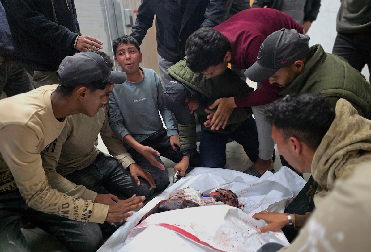 ودّع الفلسطينيون جثمان محمود إبراهيم البريم، الذي استشهد في غارات جوية إسرائيلية بطائرات مسيّرة قرب دوار أبو حامد، شرق خان يونس، جنوب قطاع غزة. 9 أبريل/نيسان 2026. تصوير: طارق محمد