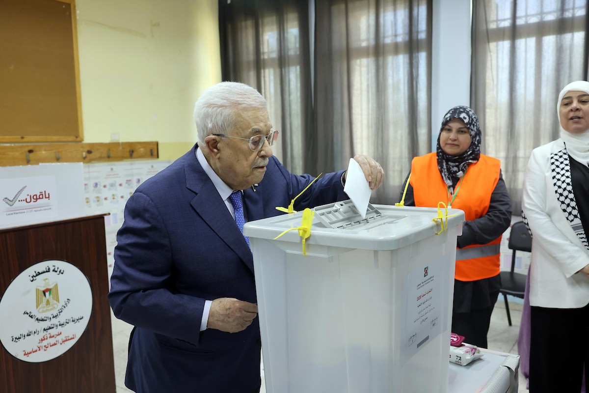 الرئيس الفلسطيني محمود عباس (أبومازن) يدلي بصوته خلال الانتخابات البلدية في رام الله بالضفة الغربية، في 25 أبريل/نيسان 2026. وتُعدّ هذه الانتخابات الأولى التي تُجرى في دير البلح وسط قطاع غزة منذ عشرين عاماً، والأولى في الضفة الغربية منذ اندلاع الحرب. (صورة: ثائر غنايم)