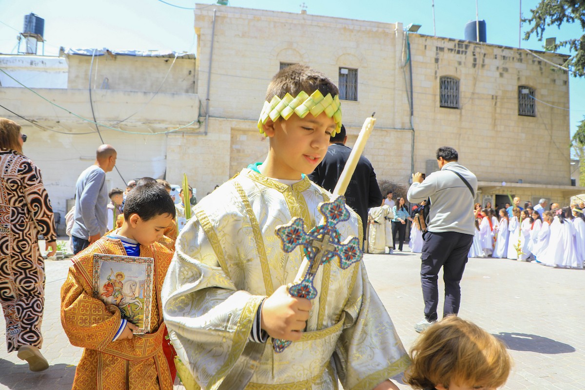 حضر مسيحيون أرثوذكس مقيمون في مدينة غزة، قداسًا في كنيسة القديس بورفيريوس احتفالًا بأحد الشعانين، الذي يُحيي ذكرى دخول السيد المسيح إلى القدس واستقبال الشعب له بأغصان النخيل، 5 أبريل/نيسان 2026. تصوير: هاشم زامو/apaimages