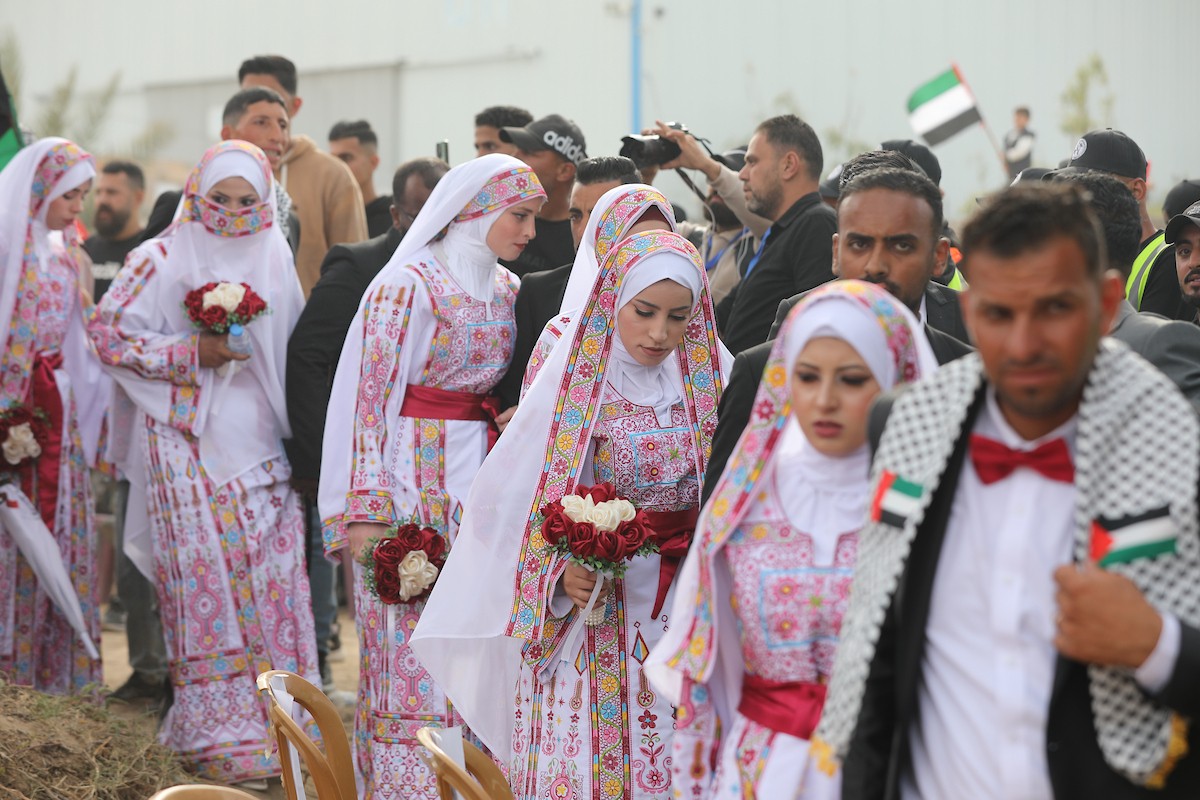 حفل زفاف جماعي لنحو 300 عروس وعريس، تحت عنوان فستان الفرح 2، نظمته مؤسسة الفارس الشم في دير البلح، وسط قطاع غزة، في 24 أبريل/نيسان 2026، (صورة: معز صالحي)
