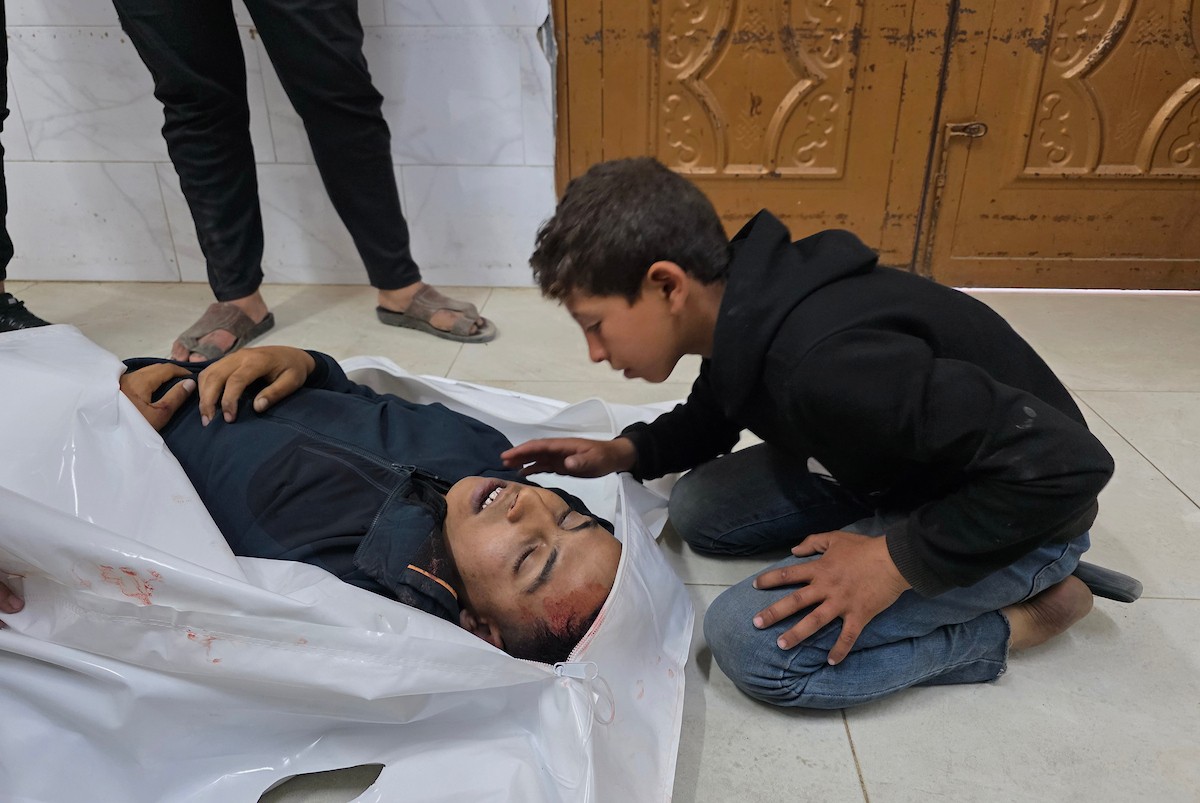 ودّع الفلسطينيون جثمان يحيى أبو شلهوب، الذي استشهد فجر اليوم في غارة جوية إسرائيلية على منطقة المسلخ جنوب خان يونس في جنوب قطاع غزة. 23 أبريل/نيسان 2026. صورة: طارق محمد