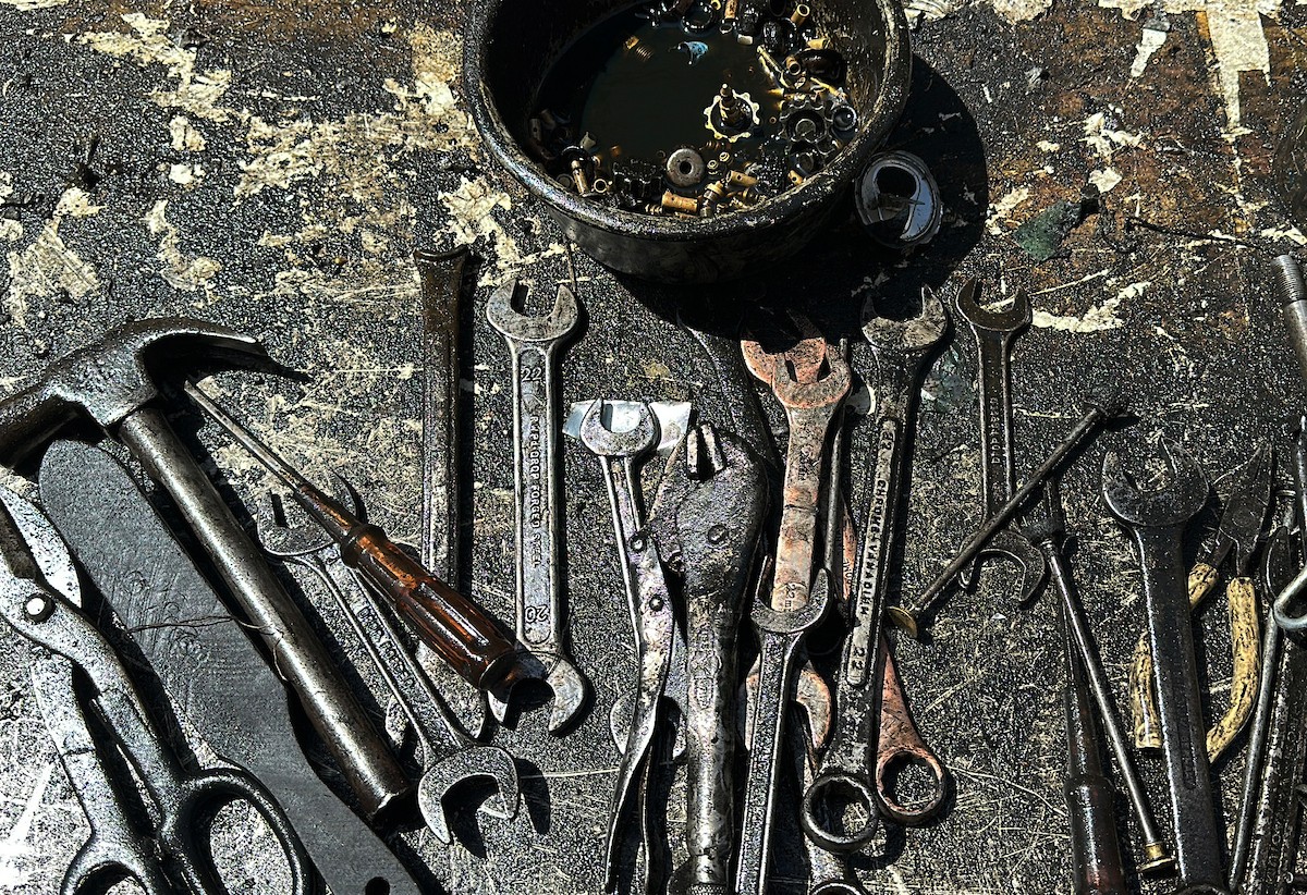 عادل عيسى، 63 عامًا، يُصلح مواقد الكيروسين القديمة في ورشته بمخيم الشاطئ، في مدينة غزة، صورة فوتوغرافية لهادي داود