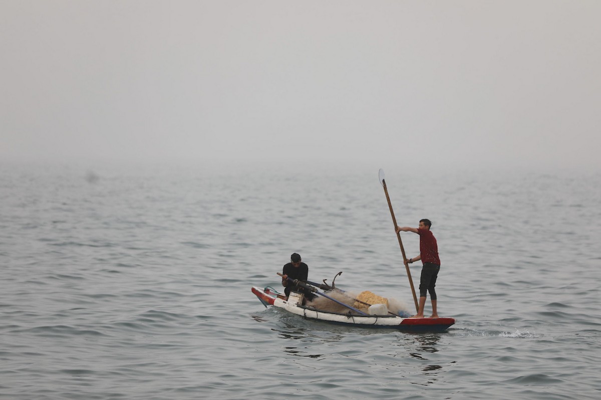 يقضي أطفال فلسطينيون أوقاتهم على شاطئ  غزة، باحثين عن ملاذ من حرارة الشمس وضغوط الحياة اليومية، في ظلّ الظروف الإنسانية المتردية التي يواجهها سكان القطاع جراء الحرب الدائرة، 17 أبريل/نيسان 2026. تصوير: بلال أسامة