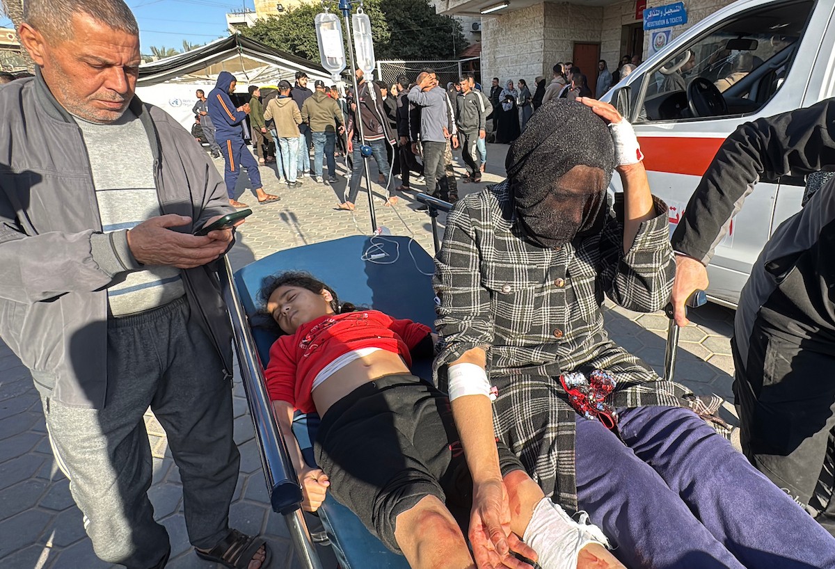 وصل عدد من الجثث وعشرات الجرحى، بينهم أطفال، إلى مستشفى شهداء الأقصى في دير البلح، نتيجة القصف الإسرائيلي وإطلاق النار من قبل جماعات مسلحة متعاونة مع الجيش الإسرائيلي، شرق مخيم المغازي في وسط قطاع غزة، في 6 أبريل/نيسان 2026. (صورة: أحمد إبراهيم)