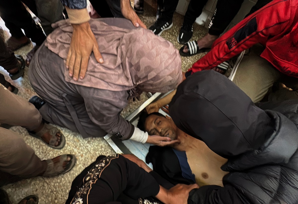 وصل عدد من الجثث وعشرات الجرحى، بينهم أطفال، إلى مستشفى شهداء الأقصى في دير البلح، نتيجة القصف الإسرائيلي وإطلاق النار من قبل جماعات مسلحة متعاونة مع الجيش الإسرائيلي، شرق مخيم المغازي في وسط قطاع غزة، في 6 أبريل/نيسان 2026. (صورة: أحمد إبراهيم)