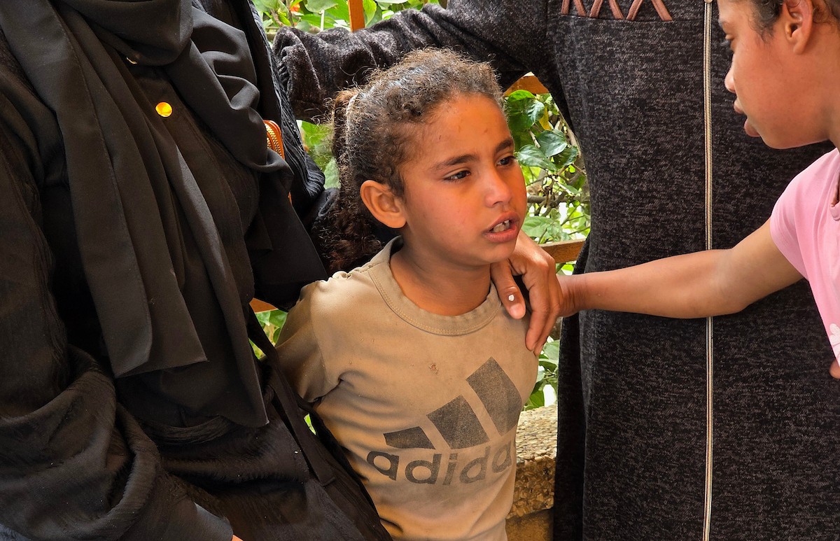 الفلسطينيون ينعون وفاة هدى العطار في مجمع ناصر الطبي، بعد استشهادها في غارة جوية إسرائيلية استهدفت خيمتها في منطقة المواصي، جنوب خان يونس، جنوب قطاع غزة. 26 أبريل/نيسان 2026. تصوير: طارق محمد