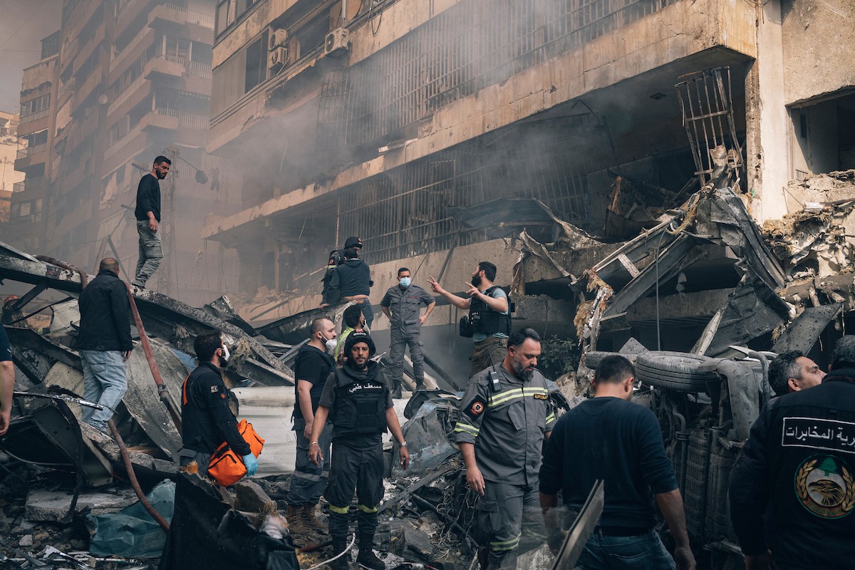 8 أبريل/نيسان 2026، بيروت، لبنان: يتصاعد الدخان من الضاحية الجنوبية لبيروت، معقل حزب الله الموالي لإيران، عقب موجة من الغارات الجوية الإسرائيلية المتزامنة (حقوق الصورة: © مروان نعماني/وكالة الأنباء الألمانية ZUMA Press/APA Images)