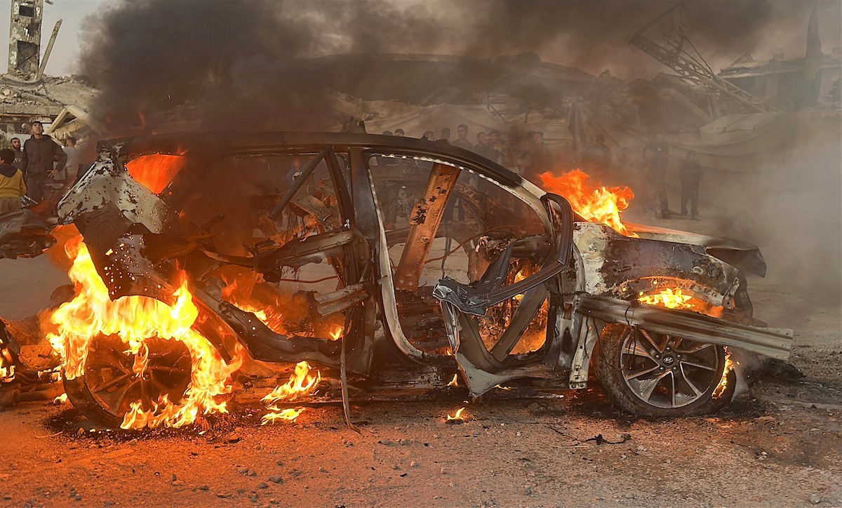 مركبة الزميل الصحفي الشهيد محمد وشاح، مراسل قناة الجزيرة مباشر بعد ان استهدفتها طائرة مسيّرة إسرائيلية غرب مدينة غزة  8 أبريل/نيسان 2026، (صورة: هادي داود )