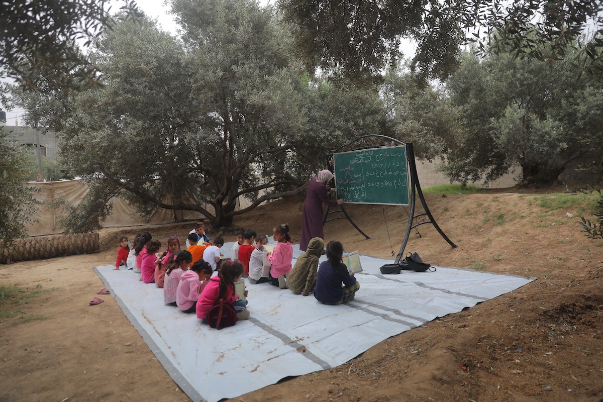 يشارك أطفال فلسطينيون في أنشطة ترفيهية ودعم نفسي اجتماعي في مخيم الزهور للنازحين في مخيم النصيرات للاجئين وسط قطاع غزة. 26 أبريل/نيسان 2026، (تصوير: حسن الجديدي)