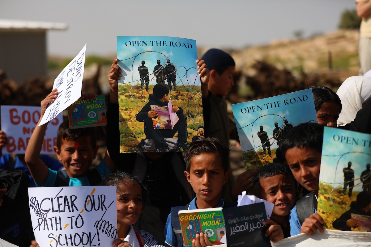 يواصل الطلاب الفلسطينيون اعتصامهم ودراستهم على جانب طريق أغلقه المستوطنون والقوات الإسرائيلية، في قرية أم الخير بمسافر يطا، قضاء الخليل جنوب الضفة الغربية. 26 أبريل/نيسان 2026،(صورة: مأمون وزواز)