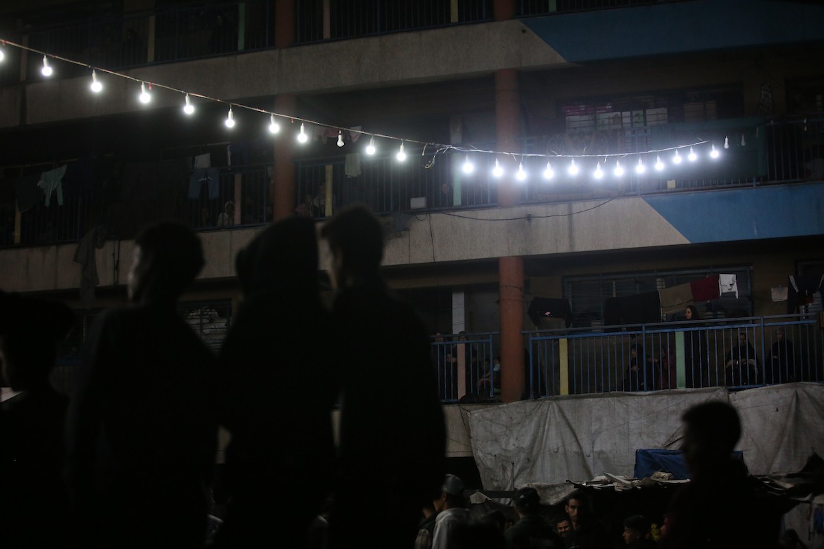 فلسطينيون نازحون يشاركون في حفل زفاف الشاب ماهر حمدية داخل مدرسة حُوّلت إلى مأوى في مخيم النصيرات، وسط قطاع غزة، 26 أبريل/نيسان 2026. (تصوير: حسن الجديدي)