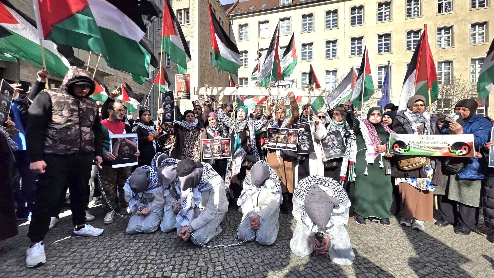 وقفة حاشدة  في برلين تندد بقانون -إعدام الأسرى- وتطالب بتحرك دولي عاجل...jpg