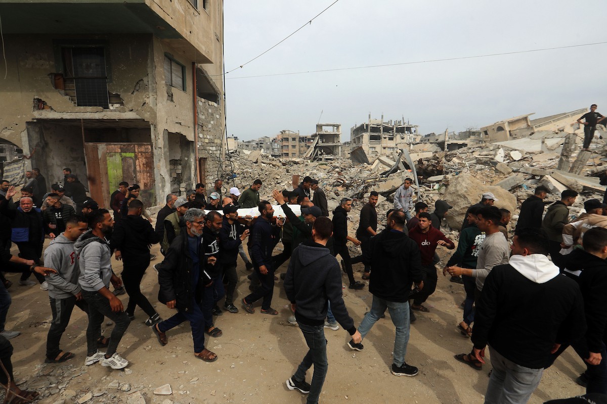 ودّع المشيّعون جثامين الفلسطينيين الذين سقطوا في غارة جوية إسرائيلية على مخيم الشاطئ للاجئين خلال جنازتهم في مدينة غزة في 15 أبريل/نيسان 2026. صورة: بلال أسامة