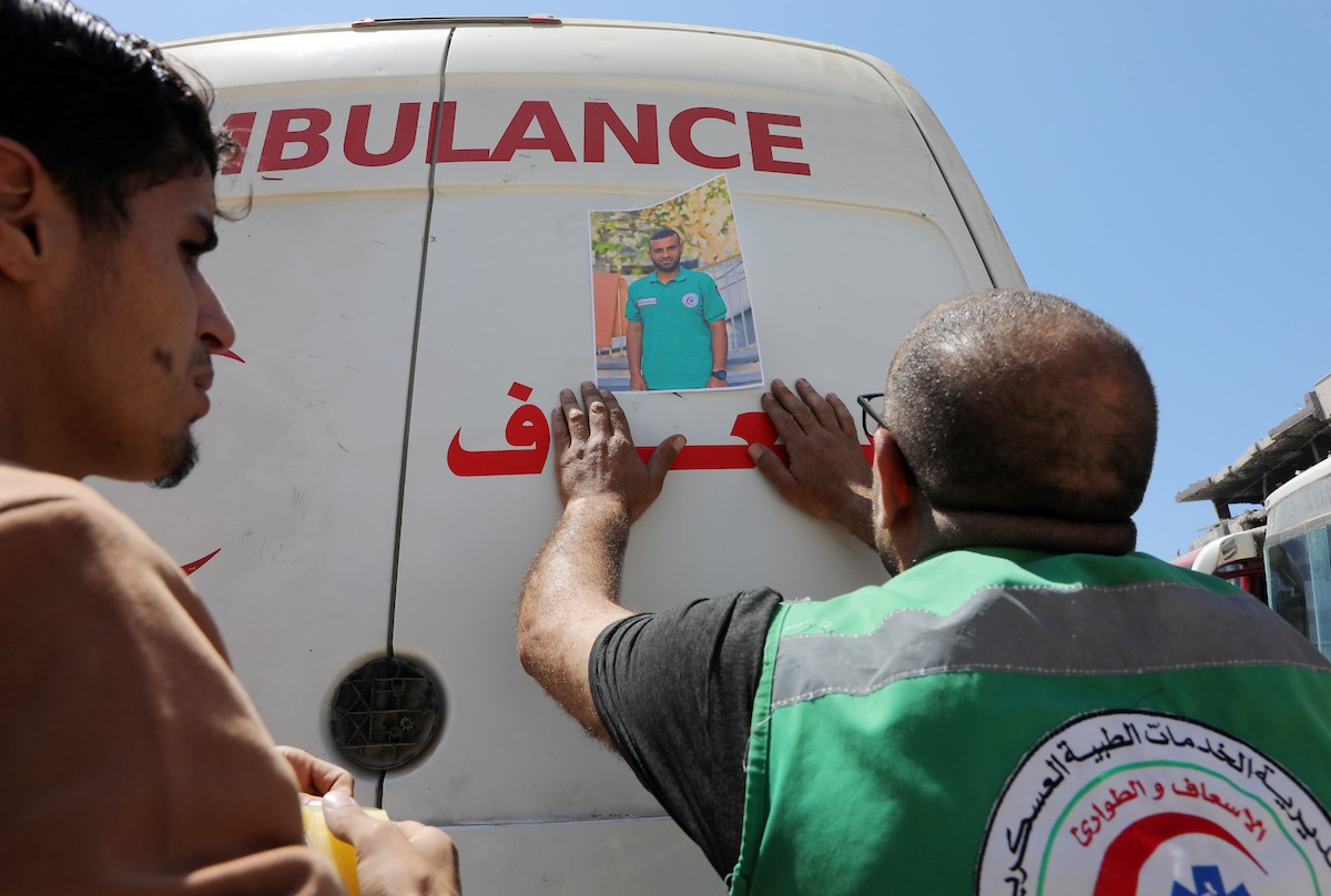 مشيعون فلسطينيون يودعون جثمان المسعف إبراهيم صقر خلال جنازته في مستشفى الشفاء بمدينة غزة في 29 أبريل/نيسان 2026. (صورة: بلال أسامة)