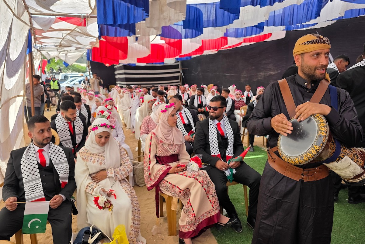فلسطينيون يشاركون في حفل زفاف جماعي لخمسين عريساً فقدوا أفراداً من عائلاتهم خلال الحرب، ضمن مبادرة بعنوان أفراح رغم الجراح، في خان يونس، جنوب قطاع غزة. 26 أبريل/نيسان 2026، (تصوير: طارق محمد)