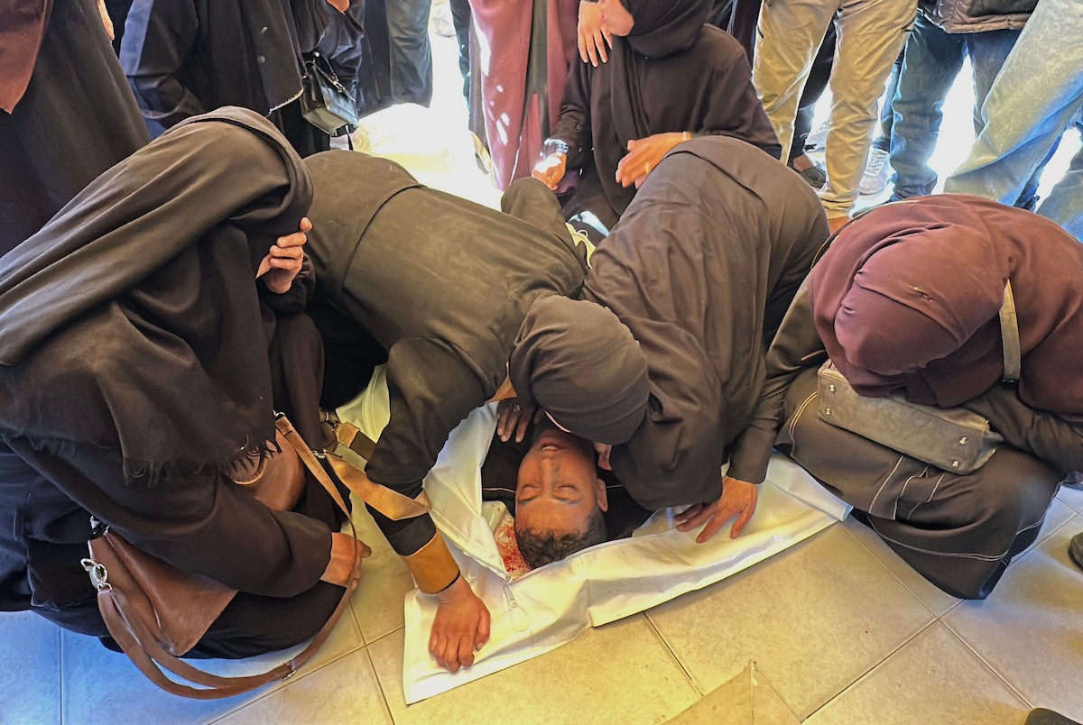 ودّع الفلسطينيون جثمان يحيى أبو شلهوب، الذي استشهد فجر اليوم في غارة جوية إسرائيلية على منطقة المسلخ جنوب خان يونس في جنوب قطاع غزة. 23 أبريل/نيسان 2026. صورة: طارق محمد