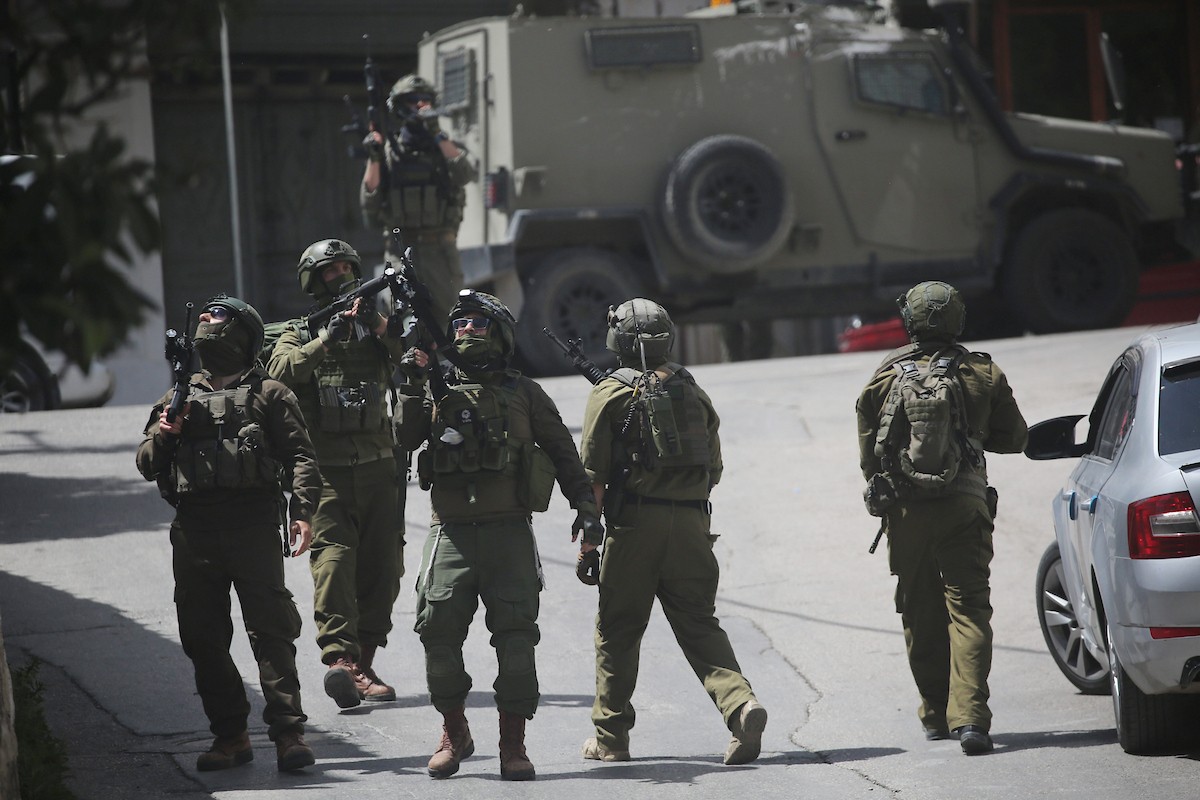 القوات الإسرائيلية تقتحم البلدة القديمة في نابلس، شمال الضفة الغربية، 27 أبريل/نيسان 2026 (صورة من محمد ناصر)