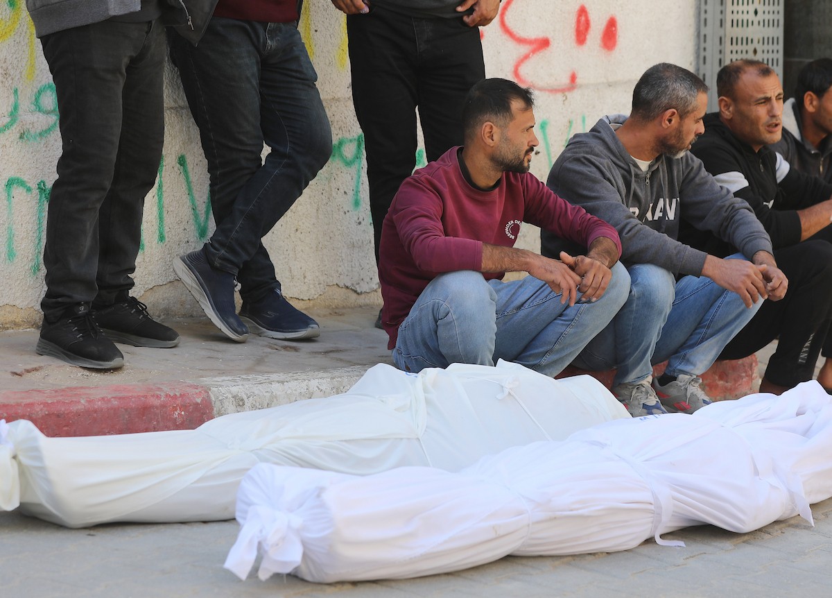 ودّع فلسطينيون جثامين 5 مواطنين بينهم 3 أطفال في مستشفى الشفاء بمدينة غزة، وكانوا قد سقطوا ليلة أمس في غارة إسرائيلية بمنطقة بيت لاهيا شمال قطاع غزة. 23 أبريل/نيسان 2026. صورة: بلال أسامة