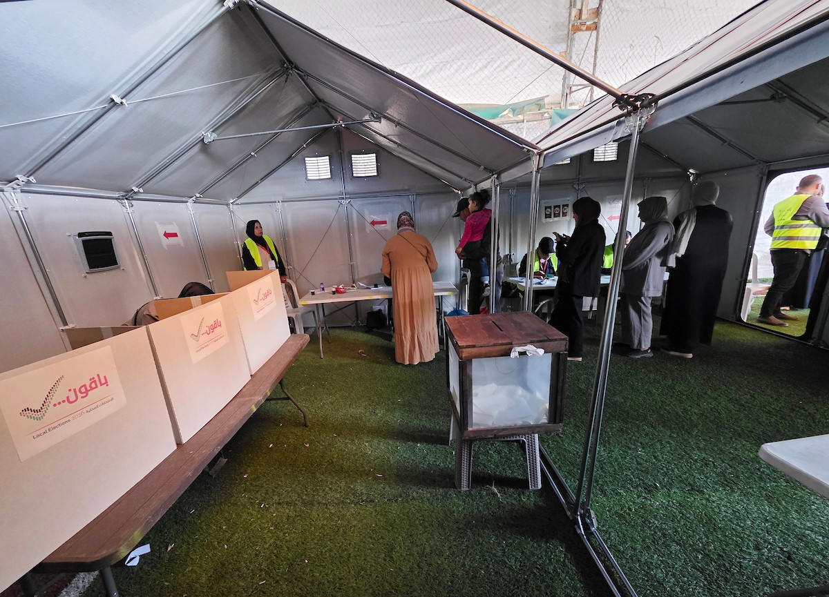 الفلسطينيون يدلون بأصواتهم في مركز اقتراع خلال الانتخابات البلدية في دير البلح، قطاع غزة، في 25 أبريل/نيسان 2026 بعد أكثر من 20 عاما، (صورة: طارق محمد)