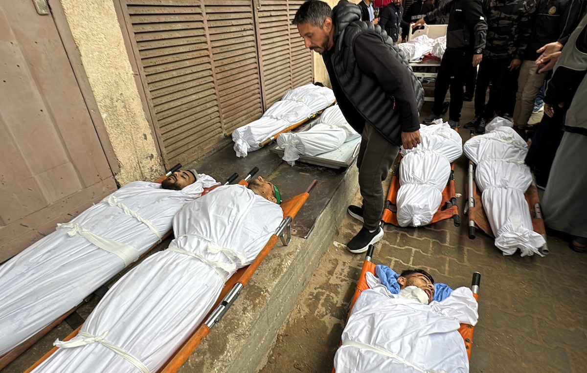 في السابع من أبريل/نيسان 2026، أقارب الضحايا يلقون نظرة أخيرة على جثامين فلسطينيين سقطوا في غارة جوية إسرائيلية شرق مخيم المغازي للاجئين، داخل مستشفى شهداء الأقصى في دير البلح بوسط قطاع غزة.  (صورة: أحمد إبراهيم)