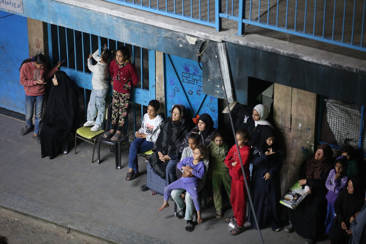 فلسطينيون نازحون يشاركون في حفل زفاف الشاب ماهر حمدية داخل مدرسة حُوّلت إلى مأوى في مخيم النصيرات، وسط قطاع غزة، 26 أبريل/نيسان 2026. (تصوير: حسن الجديدي)