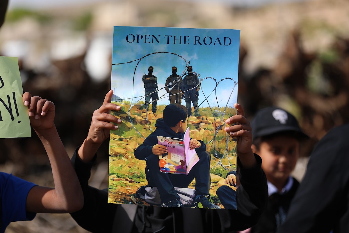 يواصل الطلاب الفلسطينيون اعتصامهم ودراستهم على جانب طريق أغلقه المستوطنون والقوات الإسرائيلية، في قرية أم الخير بمسافر يطا، قضاء الخليل جنوب الضفة الغربية. 26 أبريل/نيسان 2026،(صورة: مأمون وزواز)