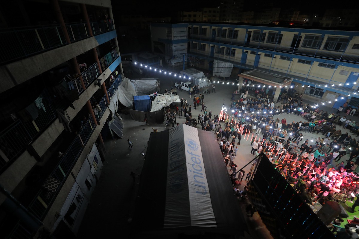 فلسطينيون نازحون يشاركون في حفل زفاف الشاب ماهر حمدية داخل مدرسة حُوّلت إلى مأوى في مخيم النصيرات، وسط قطاع غزة، 26 أبريل/نيسان 2026. (تصوير: حسن الجديدي)