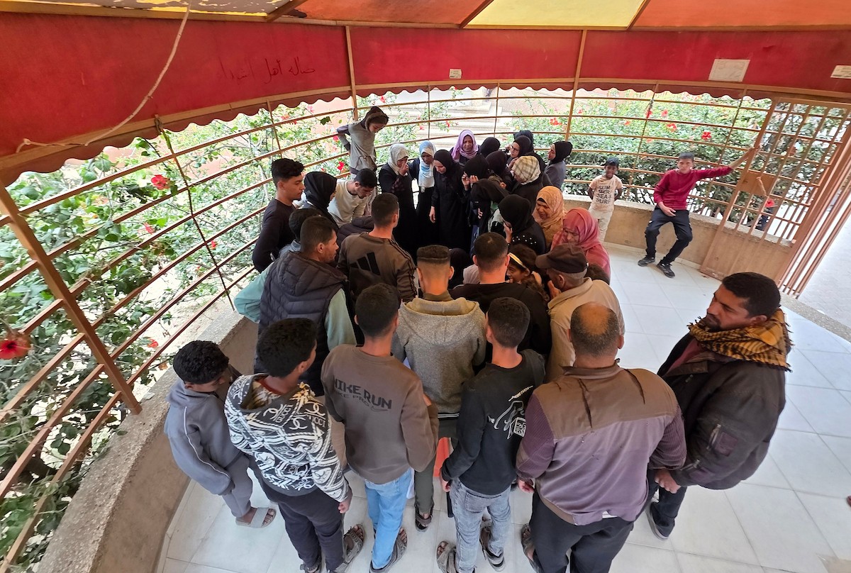 الفلسطينيون ينعون وفاة هدى العطار في مجمع ناصر الطبي، بعد استشهادها في غارة جوية إسرائيلية استهدفت خيمتها في منطقة المواصي، جنوب خان يونس، جنوب قطاع غزة. 26 أبريل/نيسان 2026. تصوير: طارق محمد