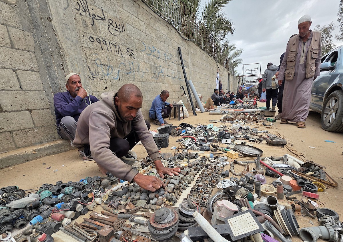 يبيع فلسطينيون موادًا مُستصلحة من أنقاض منازلهم المدمرة، بما في ذلك المعادن والخشب والأبواب ومستلزمات النظافة، في سوق للخردة بمنطقة المواصي في خان يونس جنوب قطاع غزة، في 27 أبريل/نيسان 2026 (صورة: طارق محمد)
