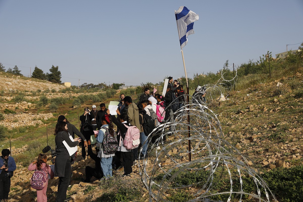 الخليل - أطفال خربة أم الخير وبمشاركة نشطاء سلام دوليين ينظمون وقفة سلمية احتجاجا على إغلاق الجيش الإسرائيلي للطريق الرئيسي المؤدي إلى مدارسهم منذ أسبوع، 19 أبريل/نيسان 2026. تصوير: مأمون وزواز