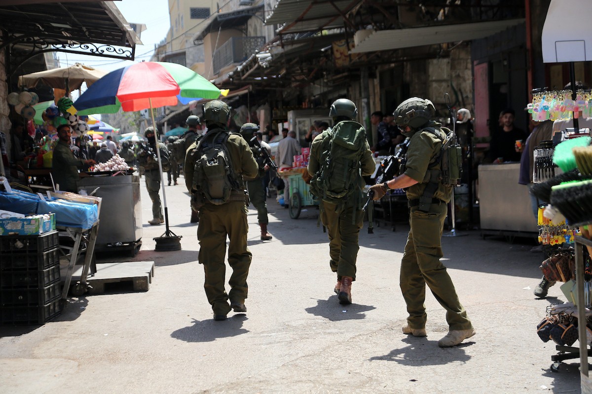القوات الإسرائيلية تقتحم البلدة القديمة في نابلس، شمال الضفة الغربية، 27 أبريل/نيسان 2026 (صورة من محمد ناصر)