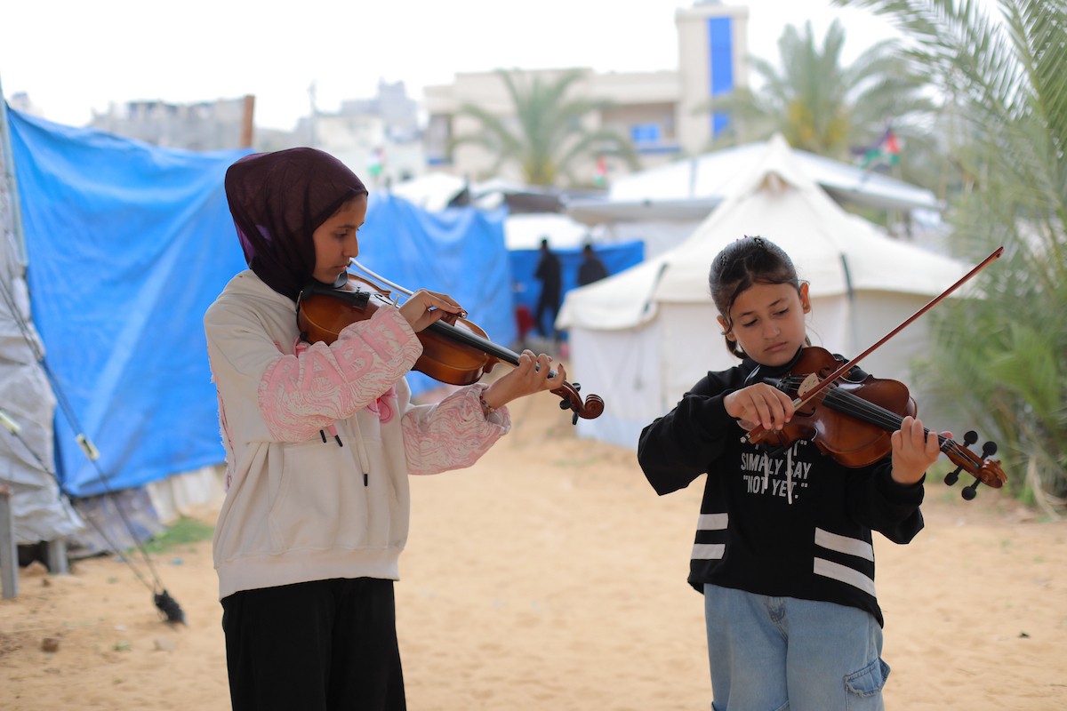 يشارك أطفال فلسطينيون في أنشطة ترفيهية ودعم نفسي اجتماعي في مخيم الزهور للنازحين في مخيم النصيرات للاجئين وسط قطاع غزة. 26 أبريل/نيسان 2026، (تصوير: حسن الجديدي)