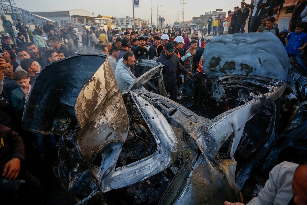 يتفقد فلسطينيون آثار غارة جوية إسرائيلية استهدفت مركبة في شارع صلاح الدين قرب مدخل مخيم المغازي للاجئين وسط قطاع غزة، في 4 أبريل/نيسان 2026.  (صورة: أحمد إبراهيم)