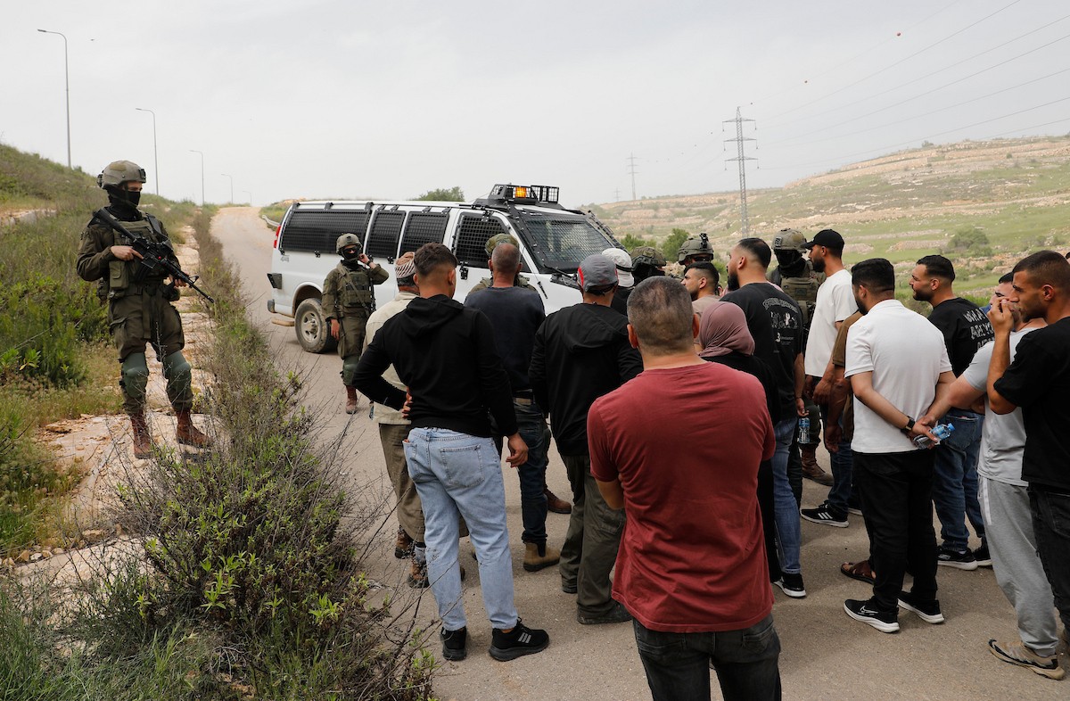 يحاول فلسطينيون الوصول إلى أراضيهم الزراعية في بلدة حلحول شمال الخليل جنوب الضفة الغربية، إلا أن الجيش الإسرائيلي يمنعهم من ذلك، وفق ما أفاد به شهود عيان،  17 أبريل/نيسان 2026. صورة: مأمون وزواز