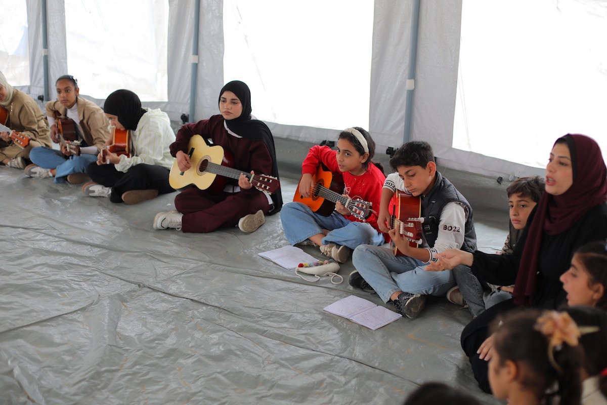 يشارك أطفال فلسطينيون في أنشطة ترفيهية ودعم نفسي اجتماعي في مخيم الزهور للنازحين في مخيم النصيرات للاجئين وسط قطاع غزة. 26 أبريل/نيسان 2026، (تصوير: حسن الجديدي)